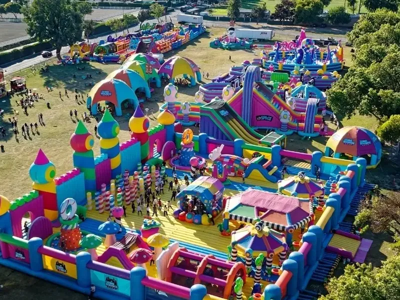 Hvilket presenningsmateriale er mer egnet for langvarig utendørsbruk?