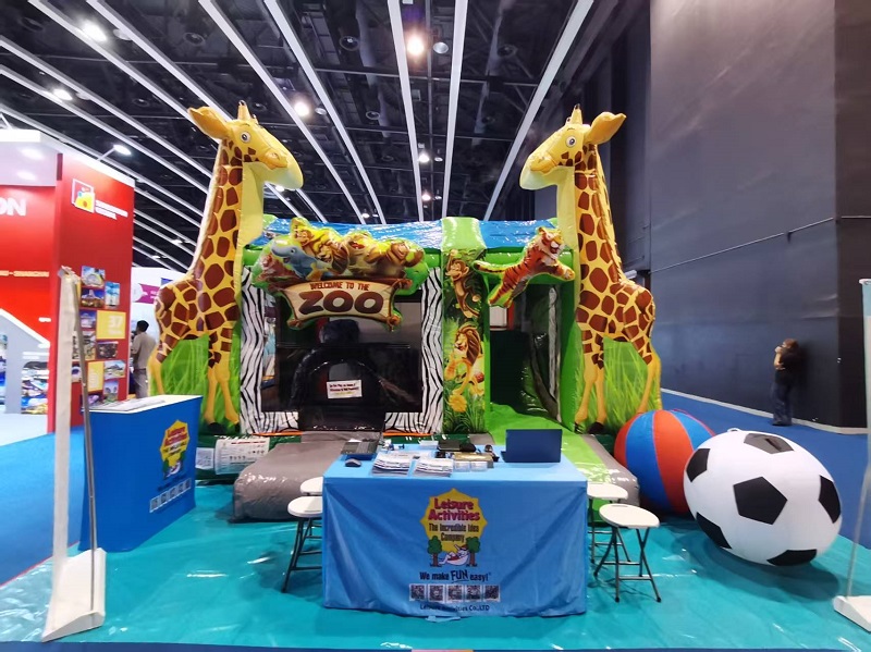 Leisure Activities® tar dyrehagen til IAAPA EXPO ASIA med et oppblåsbart hoppeslott på 4 meter. Leisure Activities® tar dyrehagen til IAAPA EXPO ASIA med et oppblåsbart hoppeslott på 4 meter.
